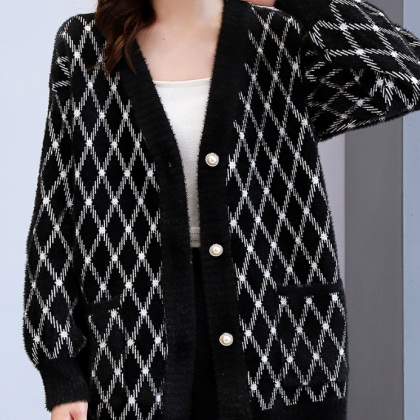 Loose And Thickened Long Sleeved Knitted Cardigan..